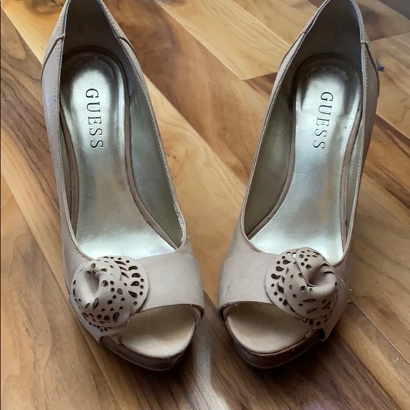 Size 5 platform Guess heels - Picture 6 of 9